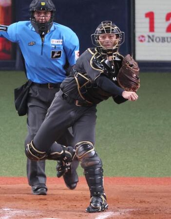 　８回、ブライトの二盗を阻止する坂本（撮影・立川洋一郎）