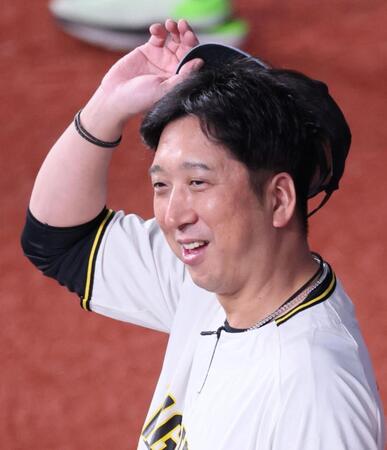 　練習を見守る藤川監督（撮影・立川洋一郎）