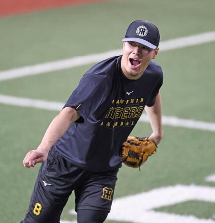 　入念にキャッチボールする佐藤輝（撮影・北村雅宏）