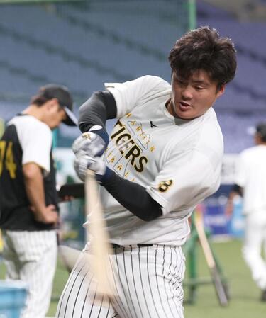 　打撃練習する前川