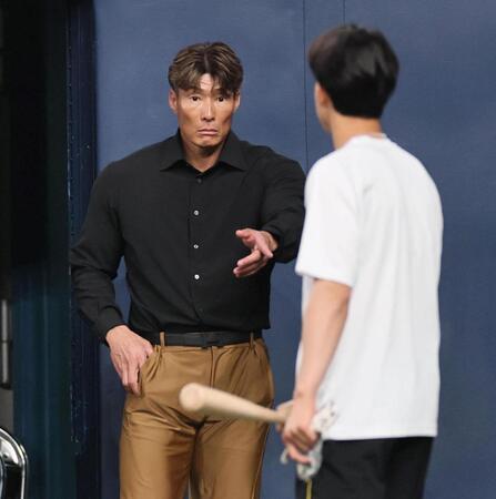 　小幡に話しかける糸井嘉男氏（撮影・田中太一）