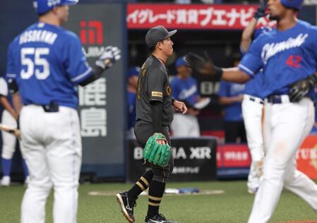 　１回、岡林に先制となる適時二塁打を浴びた伊原（中央）＝撮影・北村雅宏