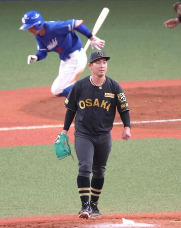 　５回、田中を遊ゴロに打ち取る伊原（撮影・立川洋一郎）