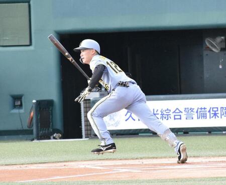 　１回、先頭で遊撃への内野安打を放つ福島