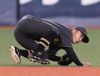 　９回、細川のライナーを好捕した熊谷（撮影・北村雅宏）