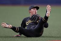 　９回、細川の打球を好捕した熊谷（撮影・田中太一）