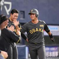 　６回、熊谷の適時打で生還し、ナインとタッチを交わす井坪