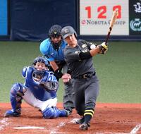 　２回、内野安打を放つ井坪（撮影・立川洋一郎）