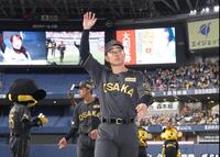 　スタンドのファンの声援に応える糸原（中央）＝撮影・北村雅宏