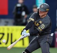 　６回、適時打を放つ糸原（撮影・田中太一）