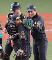 　勝利が決まり、好守を見せた熊谷（手前）をねぎらい笑顔を見せる岩崎（撮影・立川洋一郎）