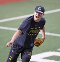 　入念にキャッチボールする佐藤輝（撮影・北村雅宏）