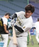 　打撃練習する前川