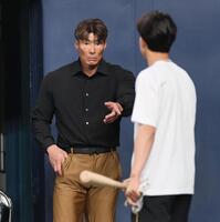 　小幡に話しかける糸井嘉男氏（撮影・田中太一）