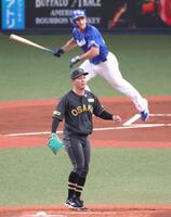 　１回、ボスラーに適時内野安打を打たれる伊原（撮影・立川洋一郎）