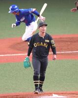 　５回、田中を遊ゴロに打ち取る伊原（撮影・立川洋一郎）