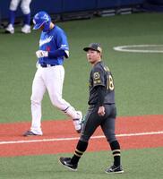 　６回、石伊（左）を一邪飛に打ち取りベンチへ引き揚げる伊原（撮影・立川洋一郎）