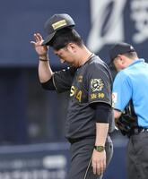 　６回を終え、選手交代を告げた藤川監督はベンチに戻る（撮影・北村雅宏）