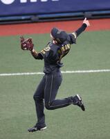 　１回、細川の打球を好捕する二塁手・中野（撮影・立川洋一郎）