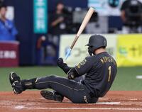 　８回、ファウルを放ち、バランスを崩して尻もちをつく森下（撮影・北村雅宏）