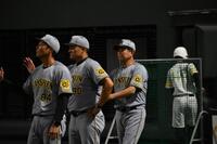 　ナインと勝利のハイタッチをする平田２軍監督