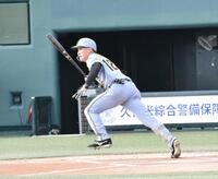 　１回、先頭で遊撃への内野安打を放つ福島