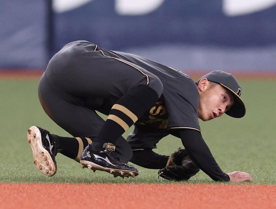 　９回、細川のライナーを好捕した熊谷（撮影・北村雅宏）