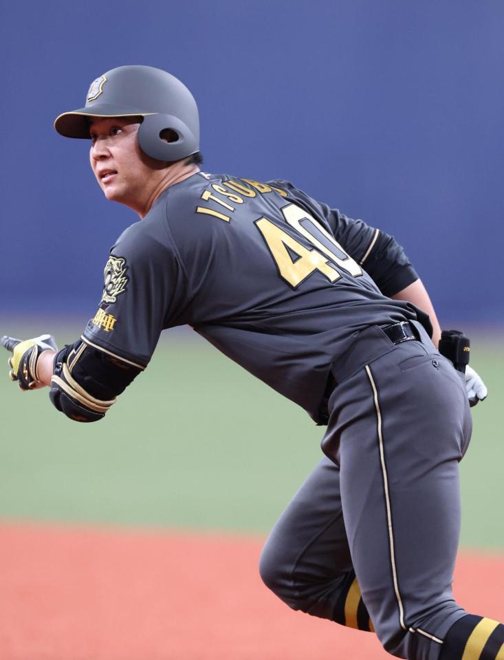 　２回、内野安打を放ち、チェイビスの悪送球の間に二塁を狙う井坪（撮影・北村雅宏）