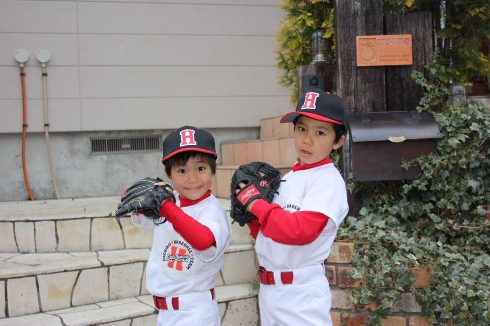 　小学生時代の井坪（左）と兄・朝陽さん（本人提供）