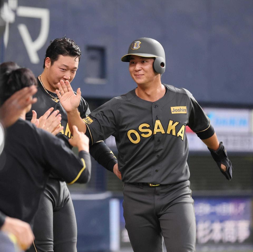 　６回、熊谷の適時打で生還し、ナインとタッチを交わす井坪