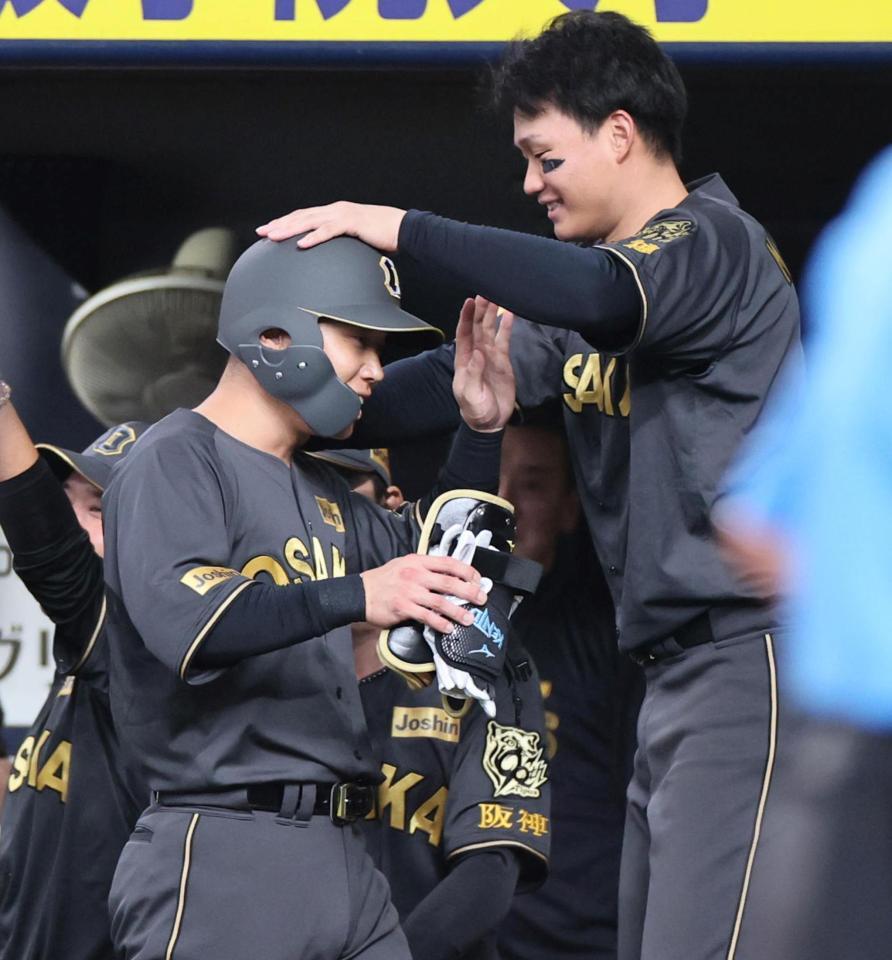 　６回、適時打を放った糸原は森下に迎えられる（撮影・田中太一）