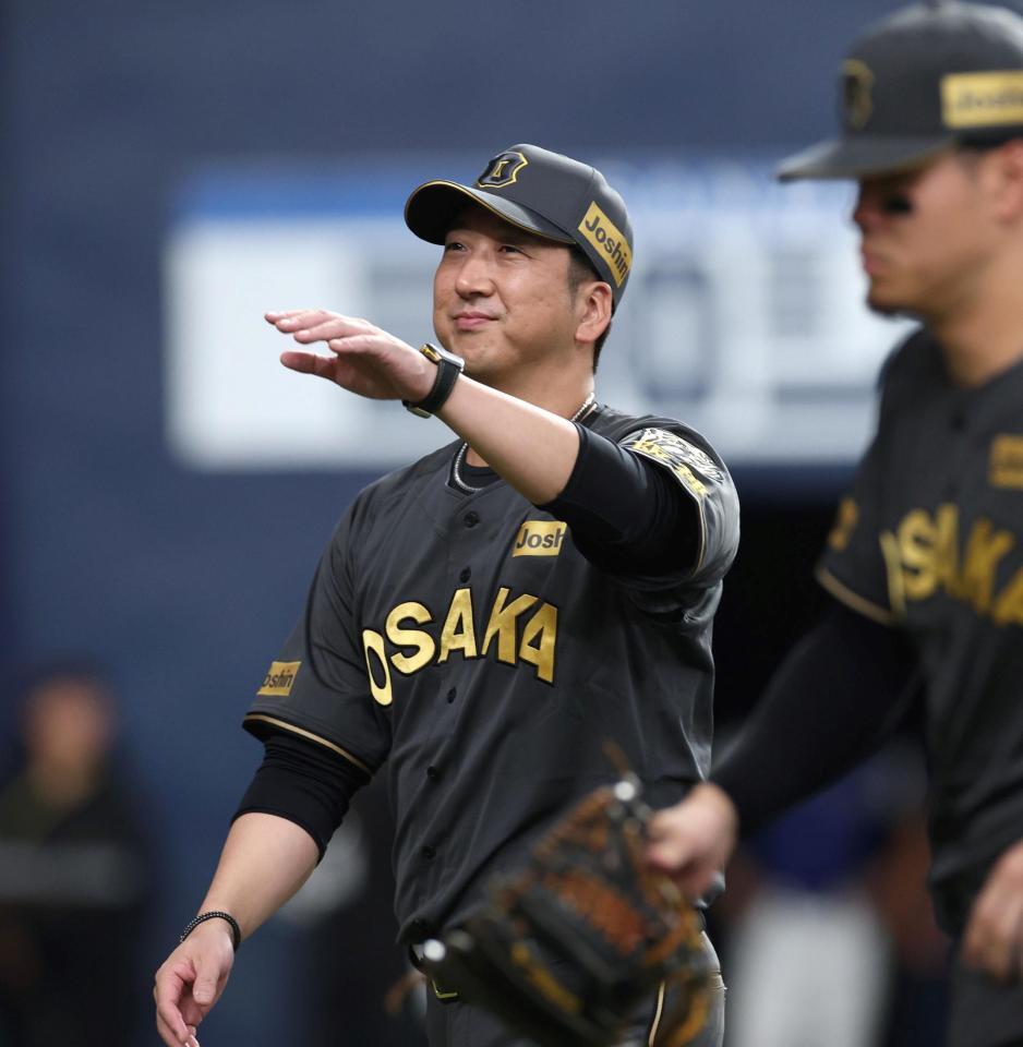 　僅差で勝利し、ファンの声援に応える藤川監督（撮影・北村雅宏）
