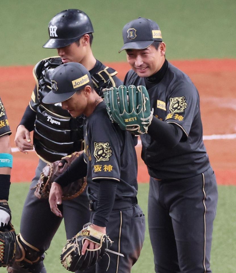 　勝利が決まり、好守を見せた熊谷（手前）をねぎらい笑顔を見せる岩崎（撮影・立川洋一郎）