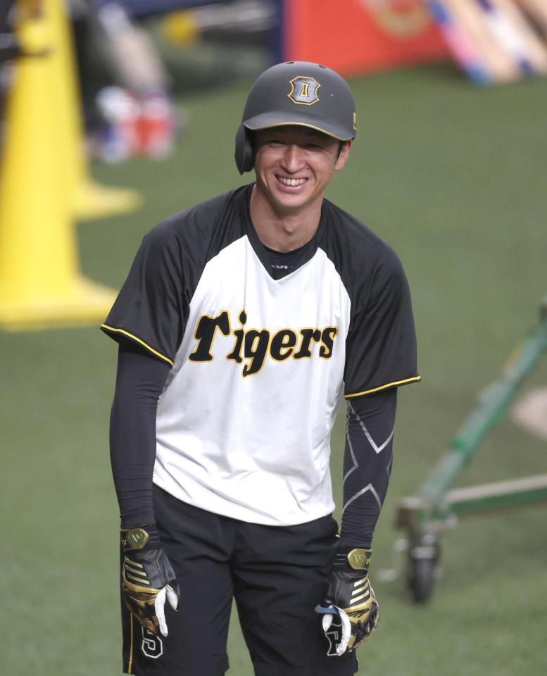 　練習中に笑顔を見せる近本（撮影・北村雅宏）