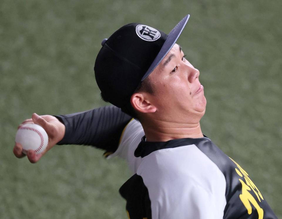 　登板へ向けて調整する伊原（撮影・立川洋一郎）