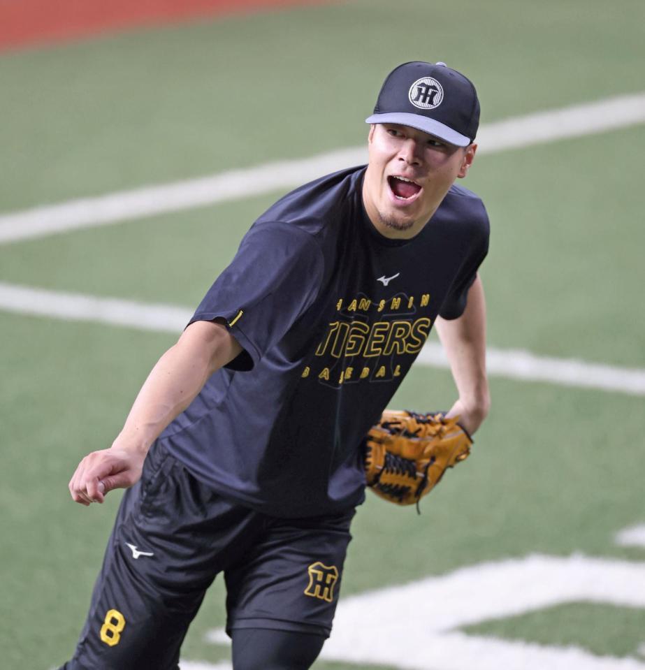 　入念にキャッチボールする佐藤輝（撮影・北村雅宏）