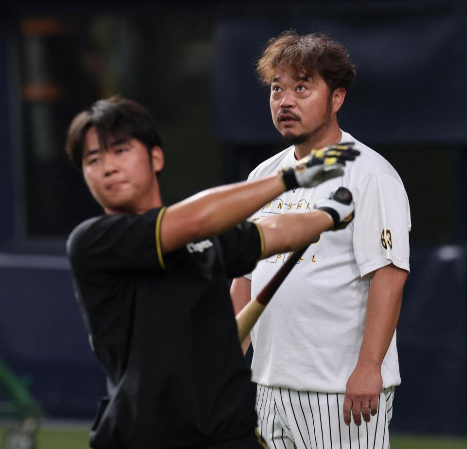 　井坪（手前）の打球を見る小谷野コーチ（撮影・田中太一）