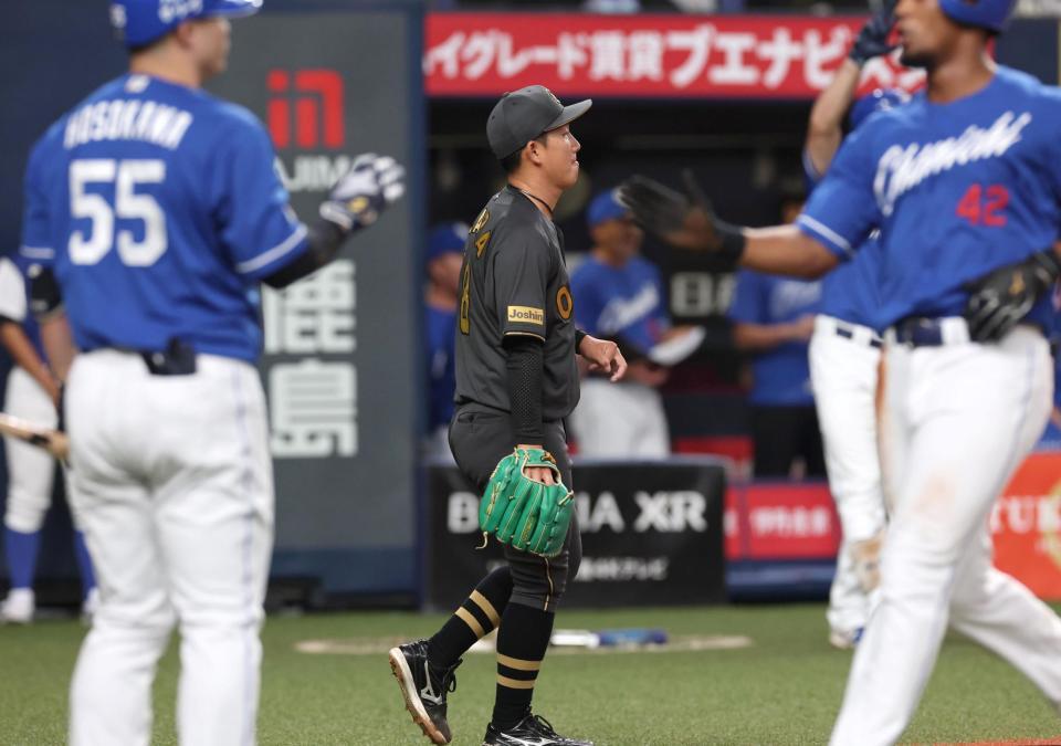 　１回、岡林に先制となる適時二塁打を浴びた伊原（中央）＝撮影・北村雅宏