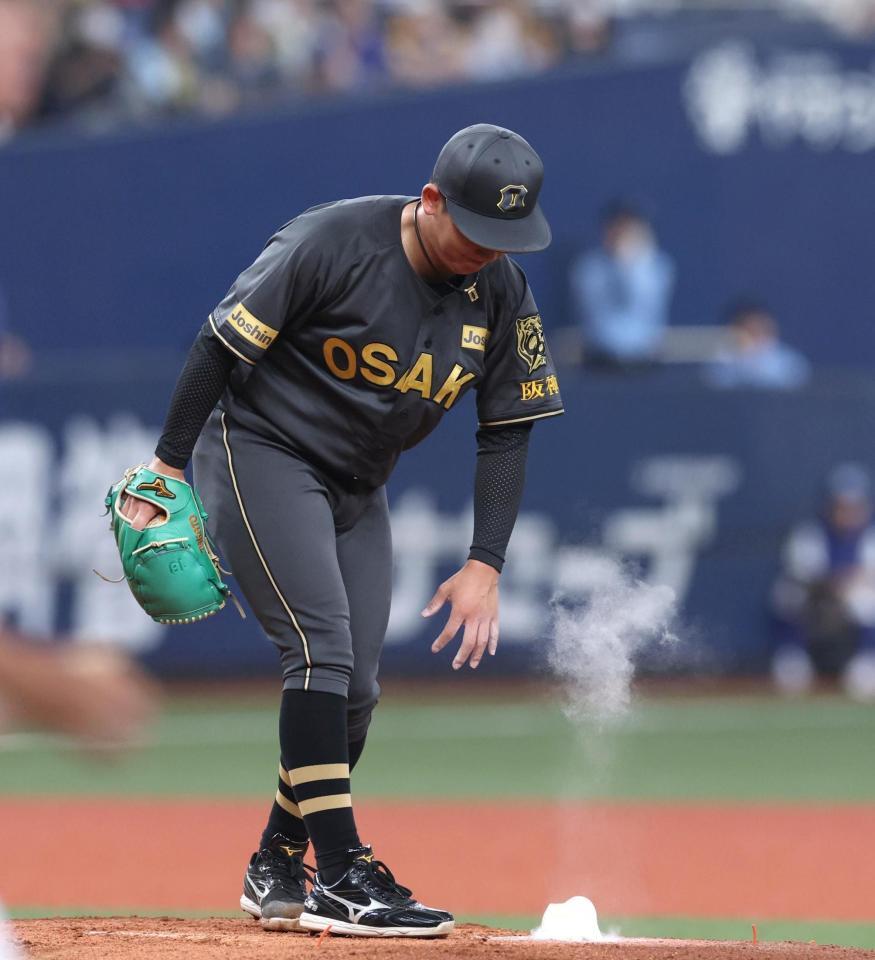 　１回、ボスラーに適時内野安打を浴びた伊原（撮影・北村雅宏）