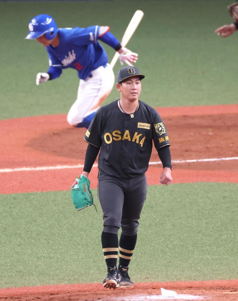 　５回、田中を遊ゴロに打ち取る伊原（撮影・立川洋一郎）