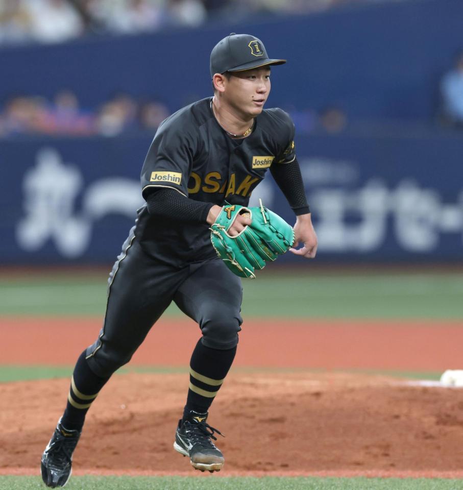 　５回、岡林の放った一ゴロのベースカバーに走る伊原（撮影・北村雅宏）