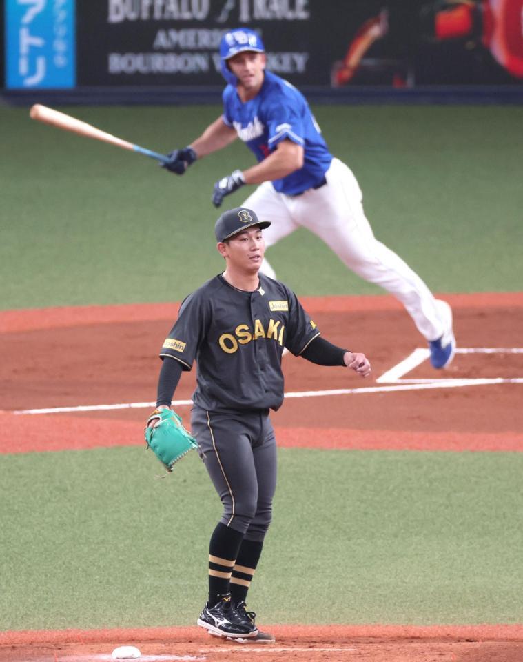 　１回、ボスラーに適時内野安打を打たれる伊原（撮影・立川洋一郎）