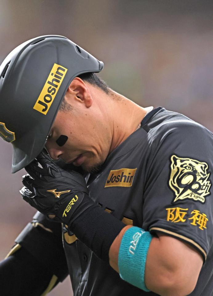 　２回、二ゴロに倒れた佐藤輝（撮影・北村雅宏）