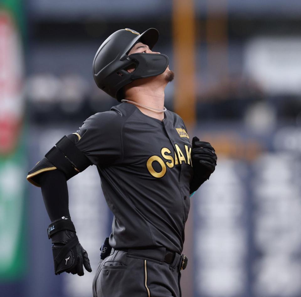 　５回、二ゴロに倒れて天を見つめる佐藤輝（撮影・北村雅宏）