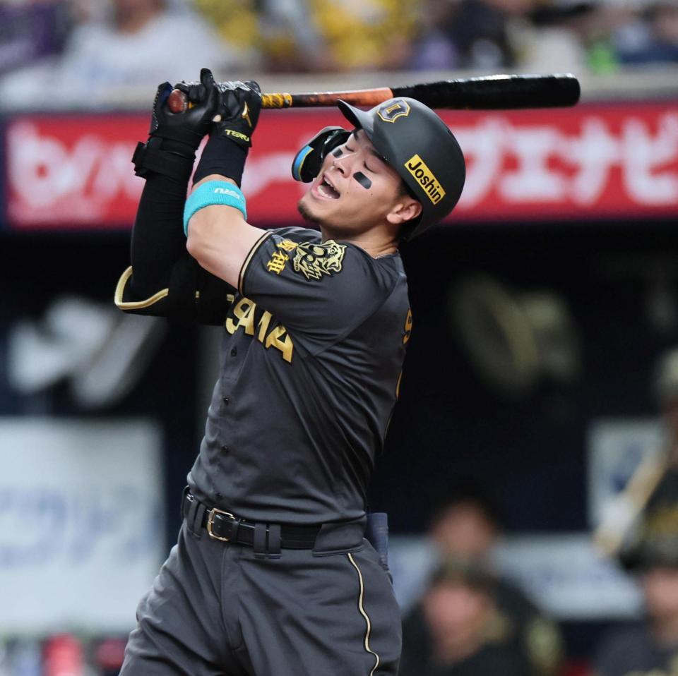 　８回、空振り三振に倒れる佐藤輝（撮影・田中太一）