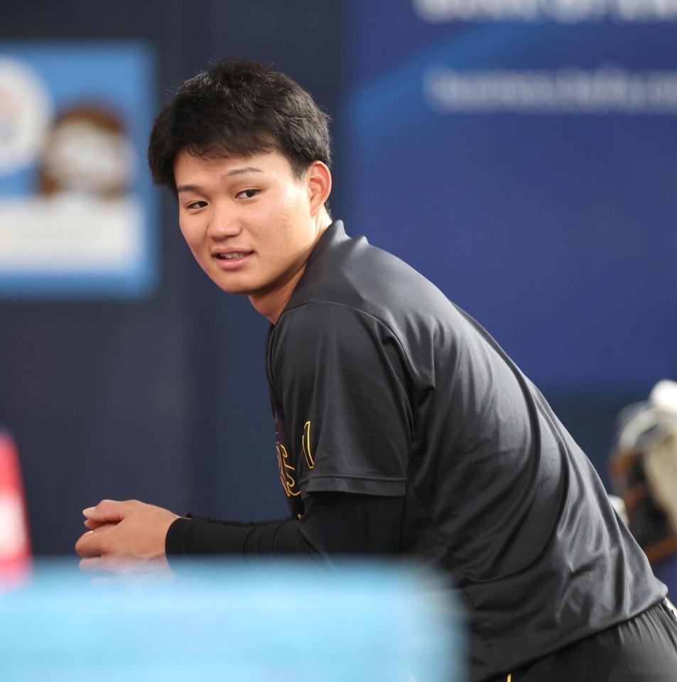 　ベンチ前で談笑する森下（撮影・北村雅宏）