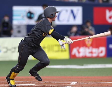 　７回、中前打を放つ近本（撮影・北村雅宏）