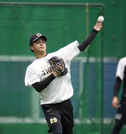 　遠投で肩を慣らす高橋（撮影・北村雅宏）