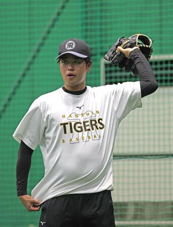 　Ｔシャツを引っ張る高橋（撮影・北村雅宏）