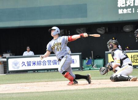 　７回に左翼へ二塁打を放つ野口